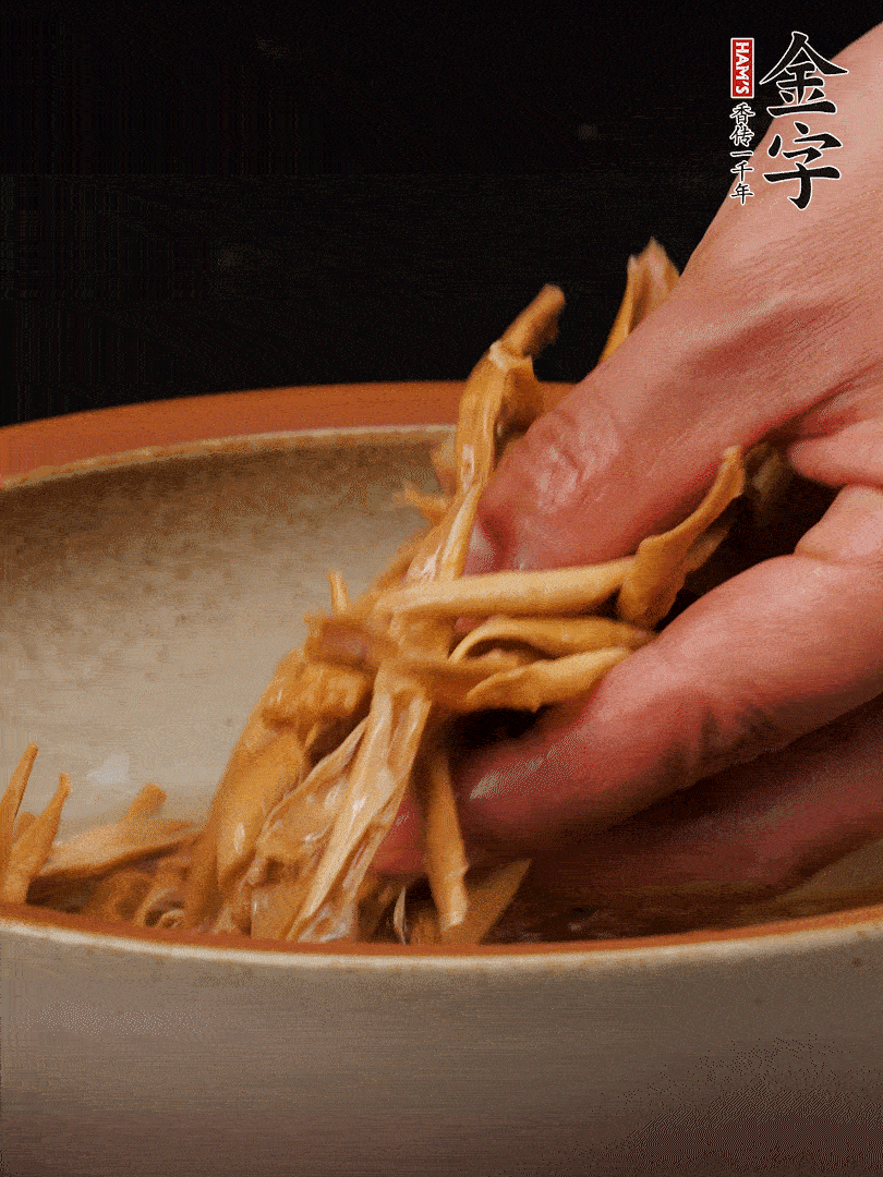 農(nóng)家土筍尖提前泡軟，用刀劃成細絲，這樣會更加入味。
