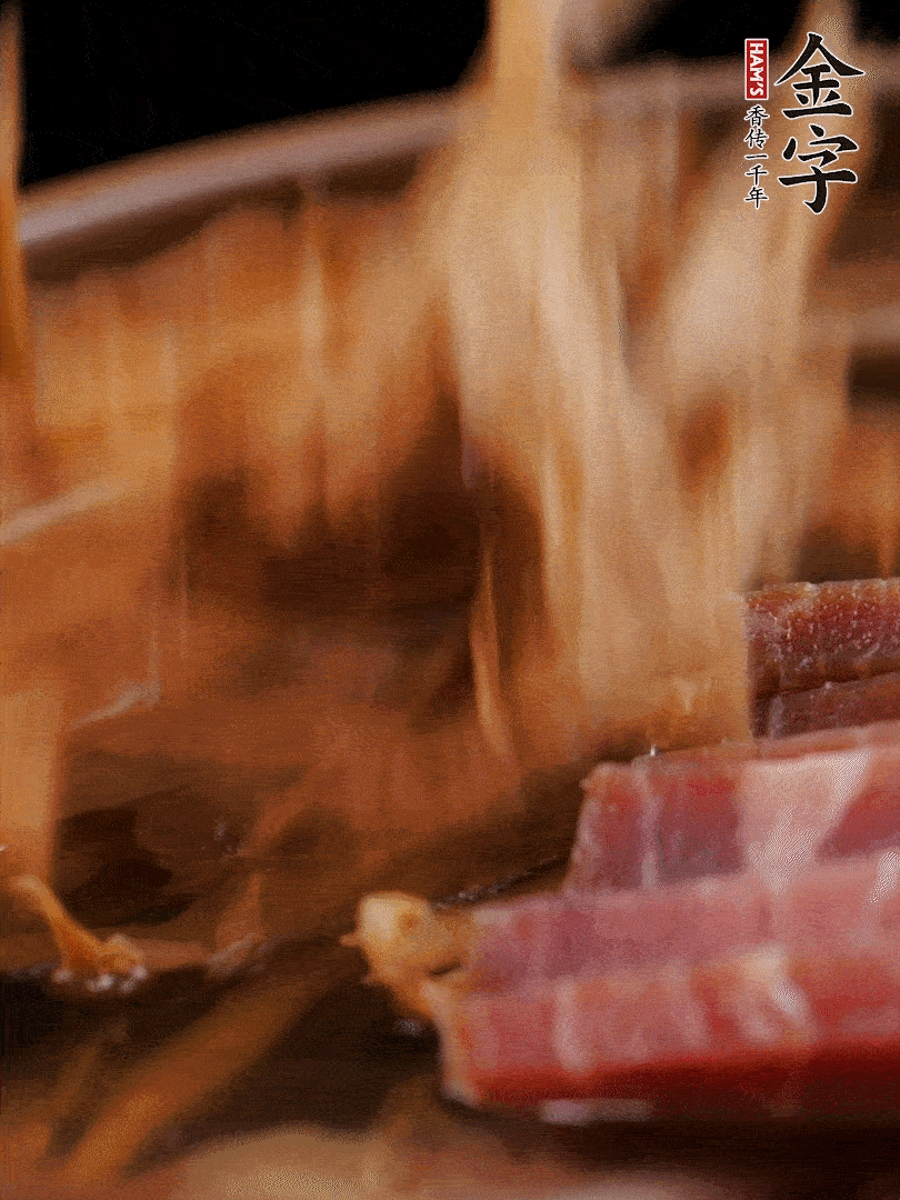 大筒骨、金字火腿、姜片、黃酒一起放入砂鍋，加筍干燉煮40分鐘。（如果家里有高壓鍋，用高壓鍋把高湯壓出來更鮮濃。）