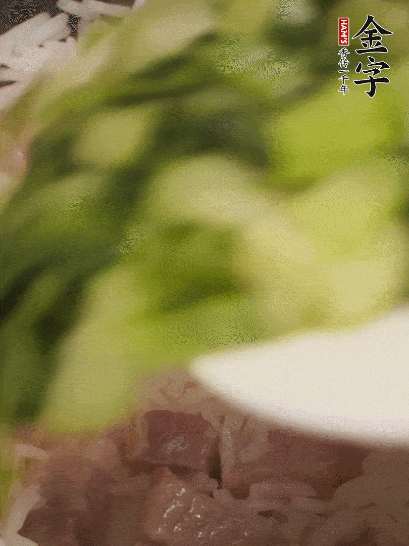 將燜煮好的米飯，倒入炒熟的蔬菜中，翻炒均勻鍆繼續(xù)燜煮5分鐘