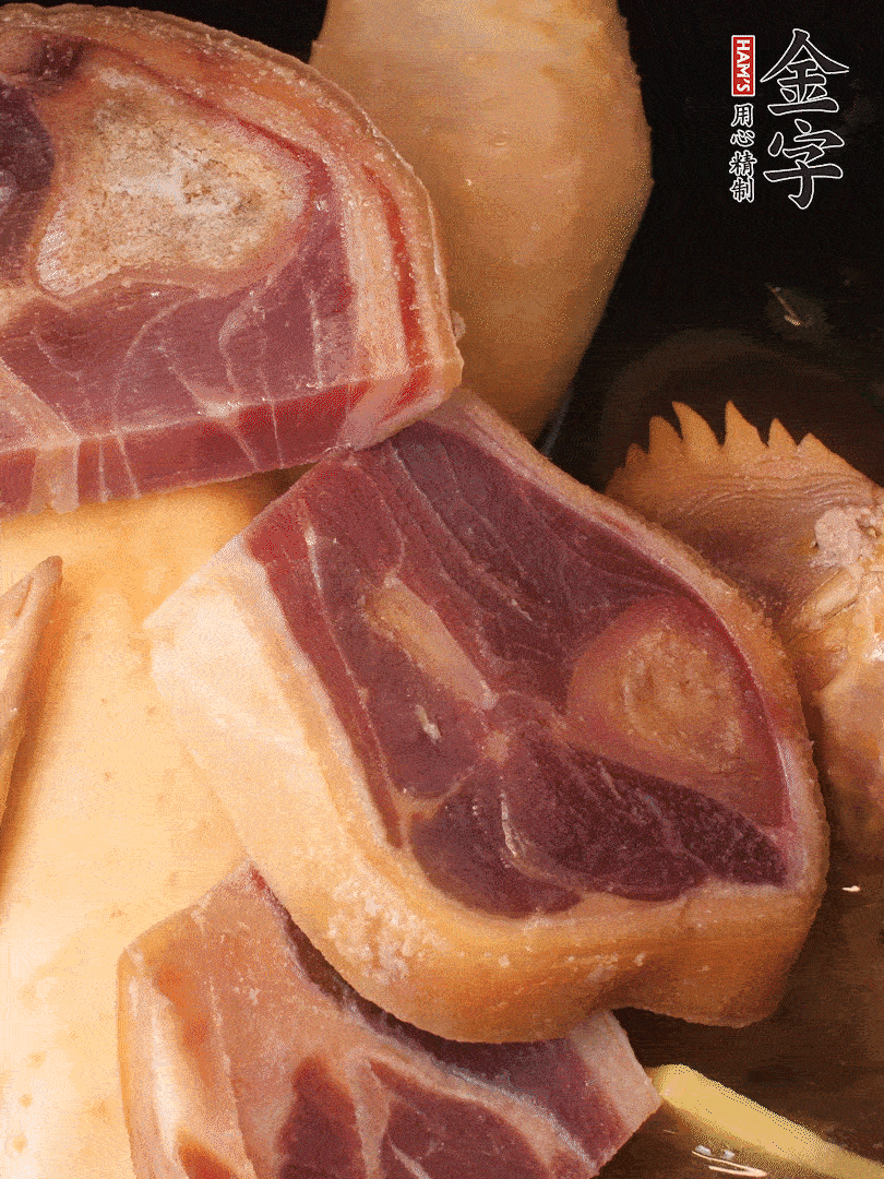 火踵、老母雞加蔥、姜、料酒、清水，大火燒開后轉(zhuǎn)小火，燉1小時(shí)
