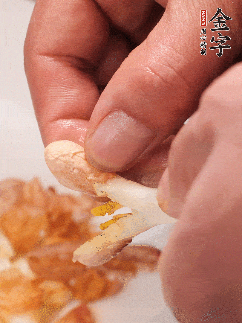 花生芽切段。開(kāi)水焯水1分鐘，去掉頂部的花生皮