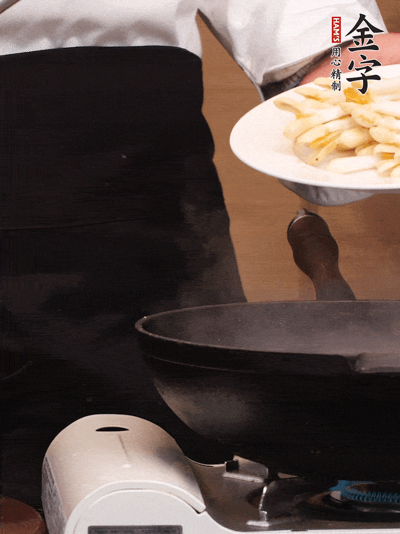 鍋中少許油，下花生芽