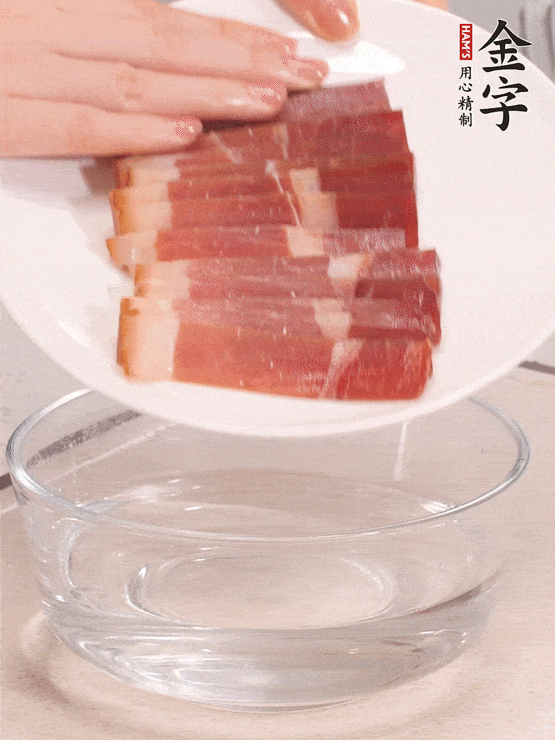鴨腿冷水下鍋，加姜片、料酒焯水