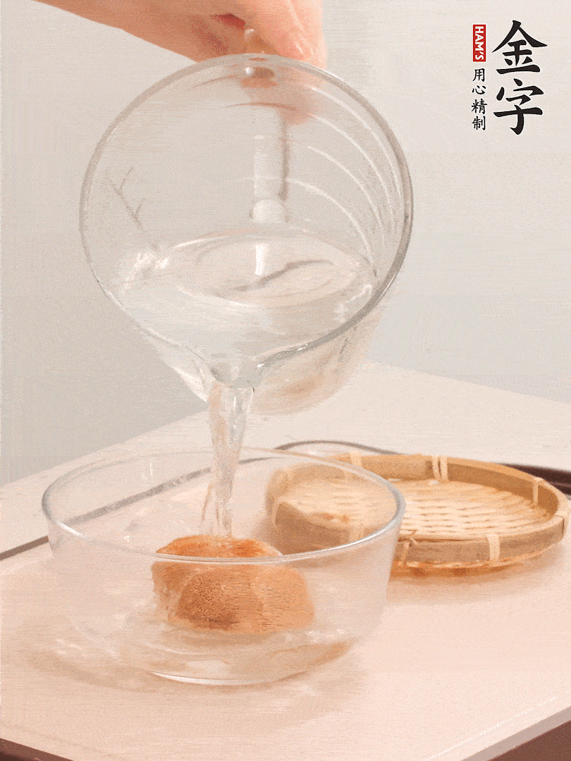 猴頭菇至少泡發(fā)半小時，將浸泡后的黃水擠干；