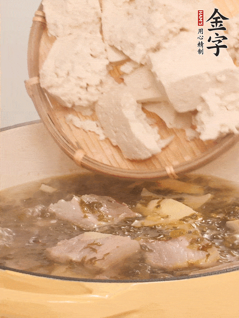 往鍋里加入一倍的水，加豆腐