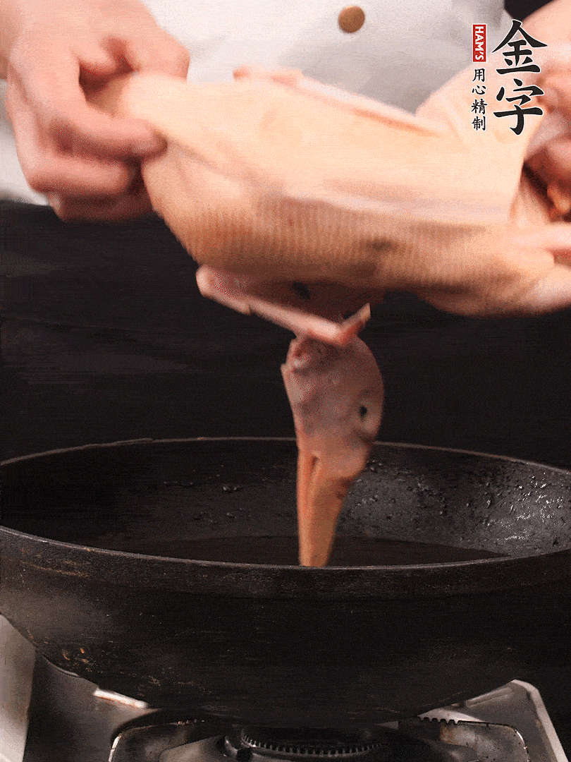 處理干凈的老鴨1只，黃酒小半碗，姜幾片，一起放入冷水，煮沸焯水3分鐘，去除血沫