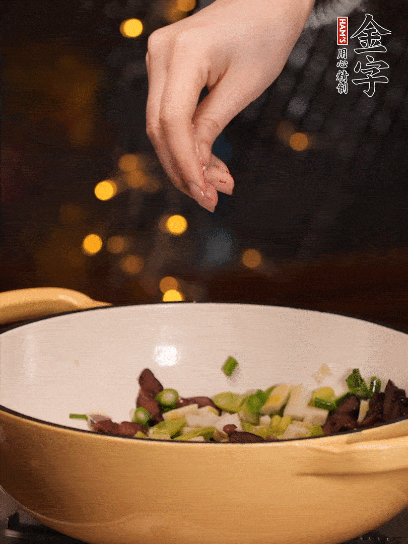 可以加點點水，再加菜苔，加點鹽、味精調(diào)味