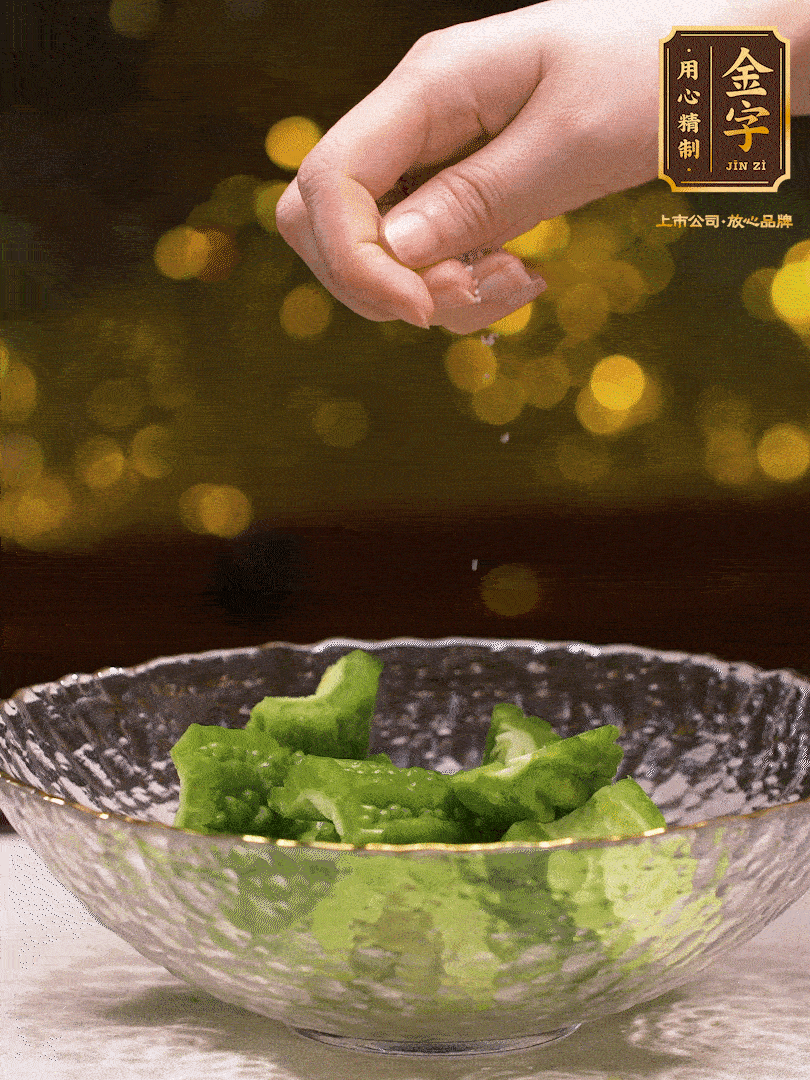 處理好的苦瓜切段（5cm），加點(diǎn)鹽鹽腌一下，去除一下苦味