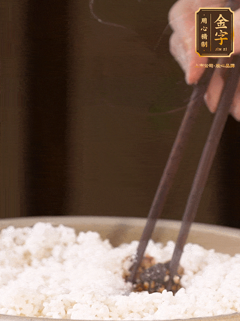 糯米淘洗干凈，浸泡4小時(shí)，控干水分后，加鹽、糖、老抽調(diào)味調(diào)色