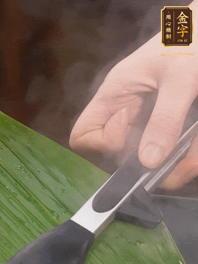 新鮮粽葉洗凈，用開水煮一下，讓粽葉更有韌性不易裂。