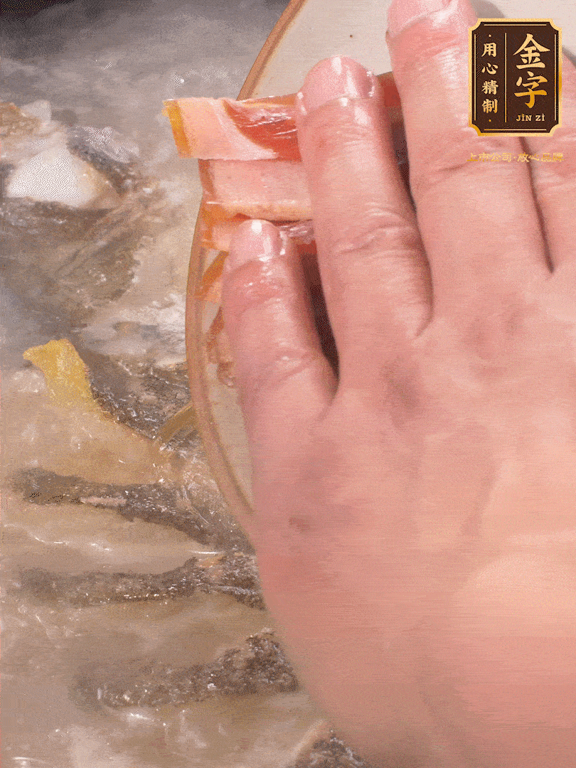 將煎好的魚，倒入三大碗開水。大火煮開后放入1個蔥結(jié)、2片姜片和1勺料酒和火腿片