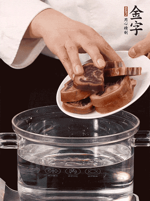 準(zhǔn)備食材。做金銀蹄有2個關(guān)鍵點(diǎn)：食材上火腿當(dāng)然得選足年發(fā)酵的金字火腿，新鮮豬爪最好選前腳、大小適宜的。