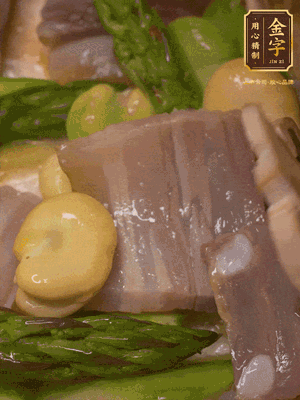 倒入熱水，燉煮10分鐘