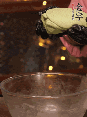 水里放點(diǎn)鹽，燒開后放艾草，一勺小蘇打，撈出浸入涼水，打成艾草泥