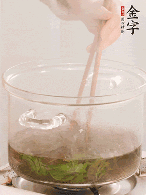 香椿焯水，變色后撈出，切成小段