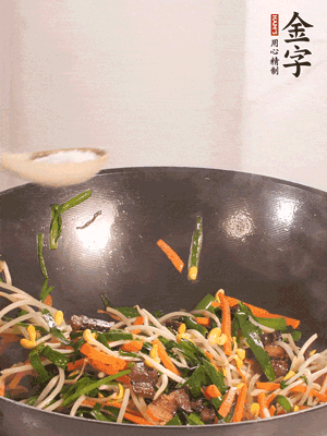 炒合菜：金字醬油肉、綠豆芽、韭菜