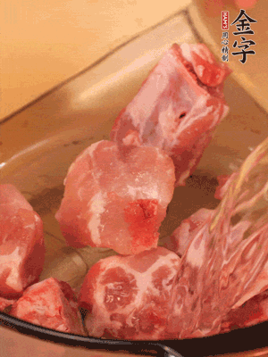 排骨冷水下鍋，加料酒、姜片，煮開綽水
