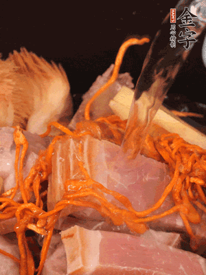 將所有食材一起倒進鍋中，加水沒過食材，燉煮30分鐘即可