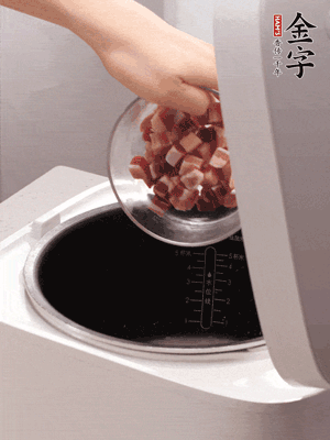 鍋中倒入豬油，油熱后炒熟上海青，給倒少許鹽調(diào)味
