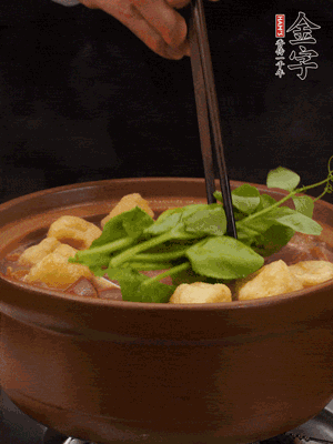 加筒骨煲的經(jīng)典配菜：金字土香腸、油豆腐、千張蓋上蓋子燜一會兒，耐心等候10分鐘。