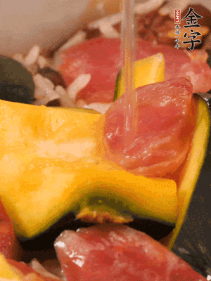 倒入溫開水，水量高出米面一個指節(jié)。