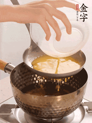雞蛋過篩子倒入油鍋炸成蛋酥，瀝干油。