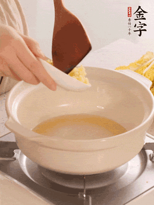 鍋里留少量底油煸香火腿和姜末。