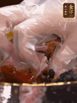 排骨洗凈后（蠔油、生抽、老抽、鹽、糖、淀粉、豆豉、蒜蓉、姜絲）腌制30分鐘