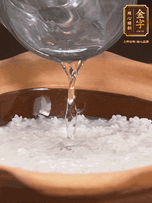 砂鍋底部刷一層油，加入大米和開水，水高1cm,大火燒開后轉(zhuǎn)中火煲5分鐘，到水微收干