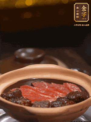 鋪上臘腸和排骨，鍋邊淋一圈油，小火煲10分鐘