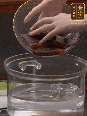 火腿蹄片冷水下鍋，水沸騰后煮5分鐘焯水