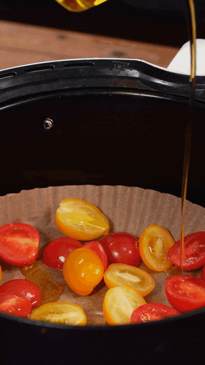 小番茄撒鹽胡椒，空氣炸鍋烤10分鐘至表面變皺