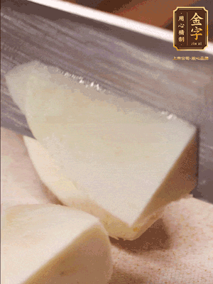 茭白去殼，底部一層老皮刨掉，切成滾刀塊