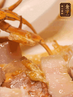 顏色變紅時(shí)，放蔥結(jié)、姜片煸香，再放咸肉、茭白、毛豆翻炒