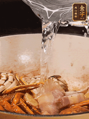加料酒/花雕酒去腥，加入開(kāi)水燜10分鐘左右