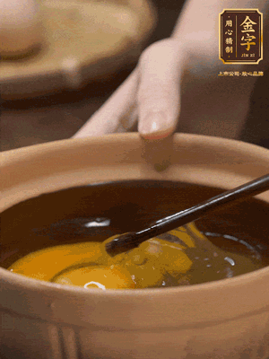 雞蛋打入砂鍋，充分打勻，1.5倍的溫水加一勺鹽，倒入蛋液中，攪拌均勻后用勺子舀去表面浮沫