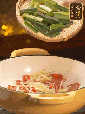 接著放蒜葉，來一點(diǎn)鹽，一點(diǎn)醬油調(diào)味翻勻