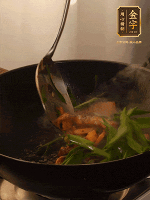 黃豆醬、鹽、糖調(diào)味，淋一圈花雕酒，蒜白先下，蒜葉后下
