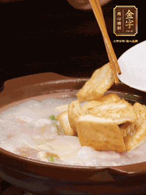倒入開水大火煮開，轉(zhuǎn)中小火放咸肉，放一點(diǎn)點(diǎn)糖、味精慢燉10分鐘
