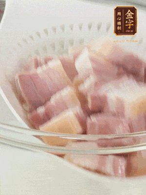 金字淡咸肉、排骨分別加料酒、蔥、姜冷水下鍋焯水，水開撇去浮沫撈出。