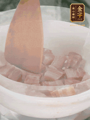 砂鍋內(nèi)咸肉微微煸出香味，再倒入開水。放排骨滾開后轉(zhuǎn)中小火篤30分鐘。（水盡量一次加足，以免中途加水沖淡鮮味。這一步是湯底濃白的關(guān)鍵）