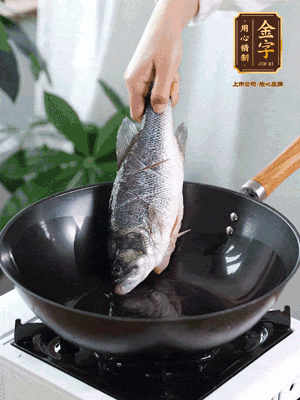 熱油，加1大勺豬油、姜片，再下鱸魚，煎至定型后翻面。（加點豬油，燉出的魚湯更容易變?yōu)榍逅哪贪咨?。?>
					</div>
					<span>步驟 3/6</span>
					<p>熱油，加1大勺豬油、姜片，再下鱸魚，煎至定型后翻面。（加點豬油，燉出的魚湯更容易變?yōu)榍逅哪贪咨?。?/p>
				</li><li>
					<div   id=