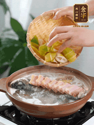 倒開水燉煮后轉(zhuǎn)移入砂鍋，淋料酒去腥、加少許鹽調(diào)味，再依次加咸肉、春筍燉煮15分鐘。