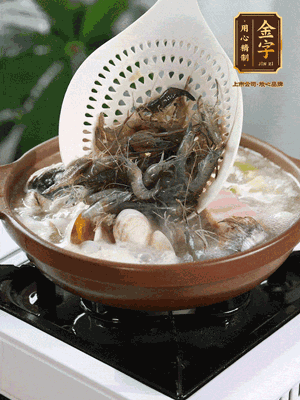 最后加一把蛤蜊、一把河蝦燜2分鐘，放一點白胡椒粉調(diào)味，撒上蔥花點綴！