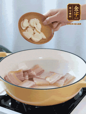 熱油下咸肉煸出香味，加蒜片、毛豆翻炒均勻
