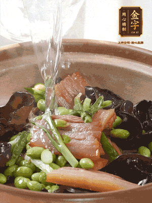 轉(zhuǎn)入砂鍋，加入開(kāi)水、百葉結(jié)燉煮10分鐘