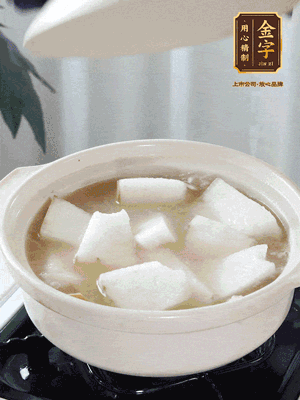 最后下冬瓜繼續(xù)燉煮10分鐘，撒上蔥花點綴。