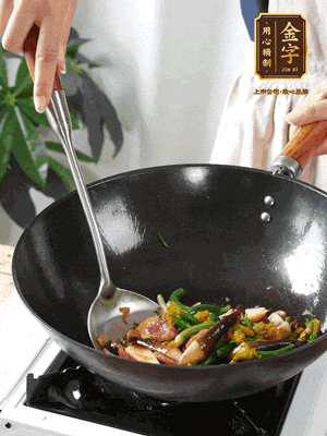 煸香蒜末，下香腸翻炒均勻，再依次下雞縱菌、黃瓜花