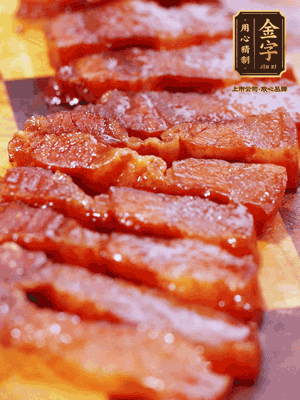 金字醬油肉煮熟，切片