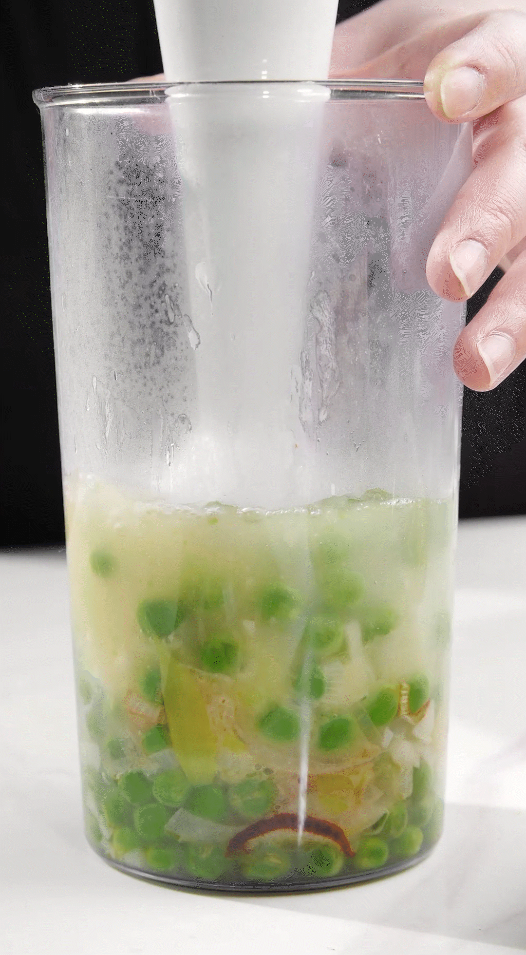 炒好的蔬菜+高湯或熱水，倒入破壁機攪打細膩絲滑即可。